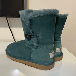 UGG Bailey button in teal size 6